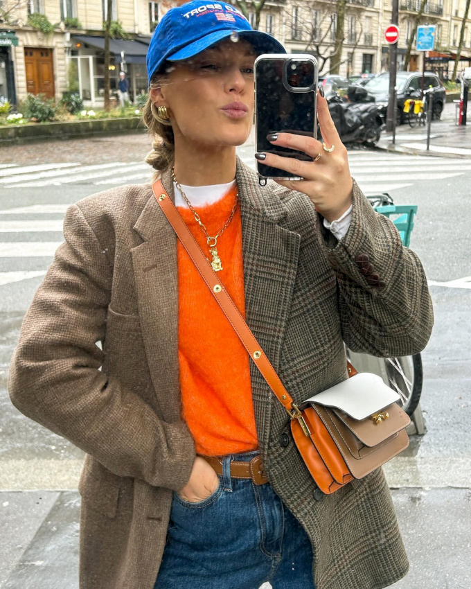 Oui  l'orange vitamin sous un blazer en tweed !