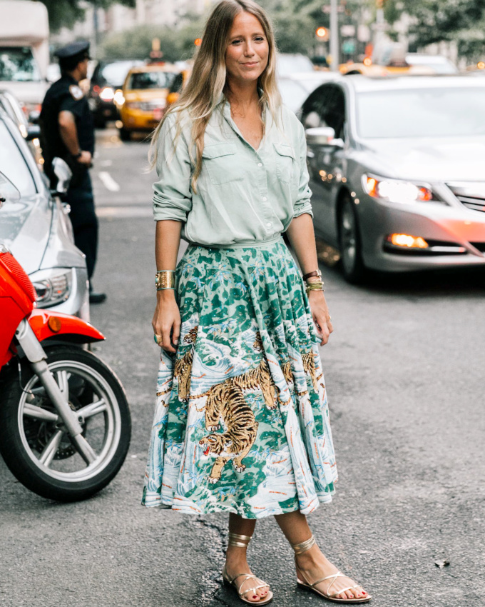 Rien de tel qu'une chemise masculine pour patiner une ample jupe imprime !