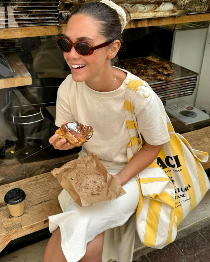 Le tote bag graphique et color : l'atout fantaisie des looks estivaux !