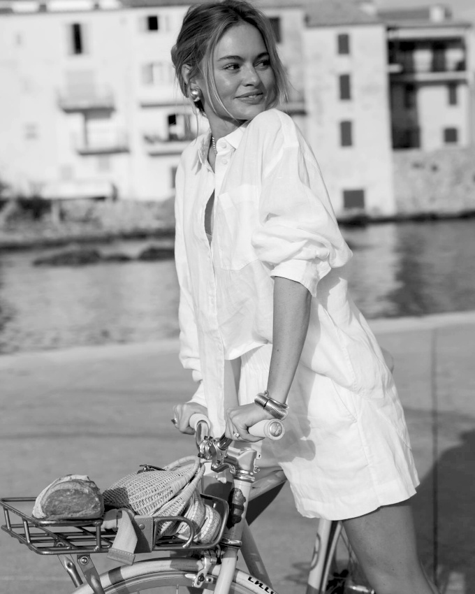 Ensemble blanc unisexe + bracelets joncs + sac en osier tress = le bon mix