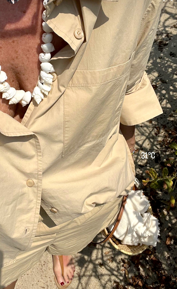 Rien de tel qu'un collier de coquillages pour twister une chemise utilitaire !