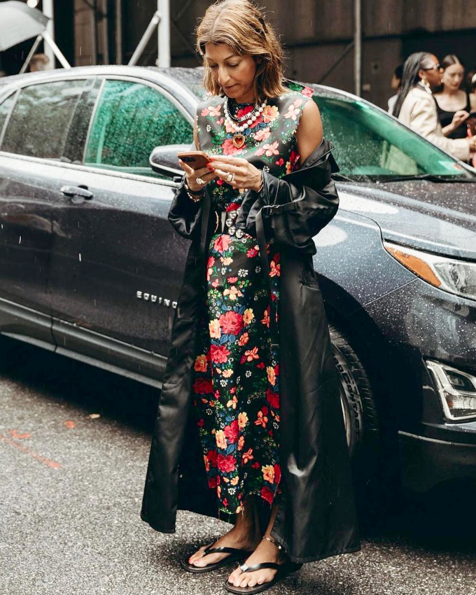 Pour ou contre le duo tongs/robe chic ?