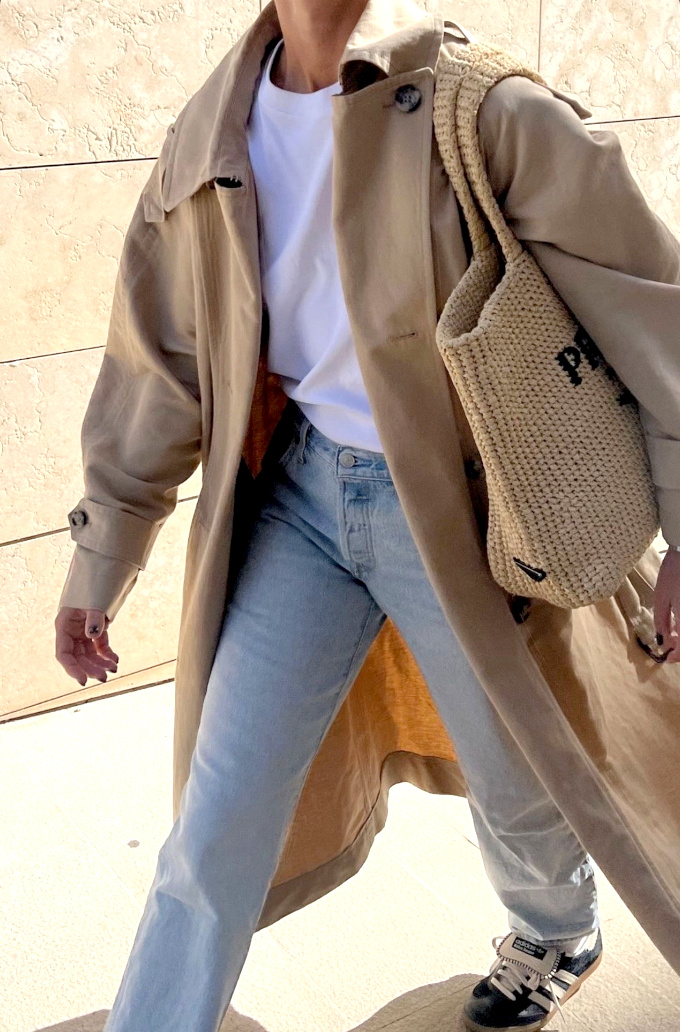 Trench et cabas en raphia tress sont faits pour vivre ensemble !