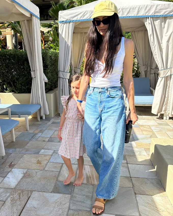 Jean large feu de plancher + marcel un peu loose + casquette vitamine = le bon mix