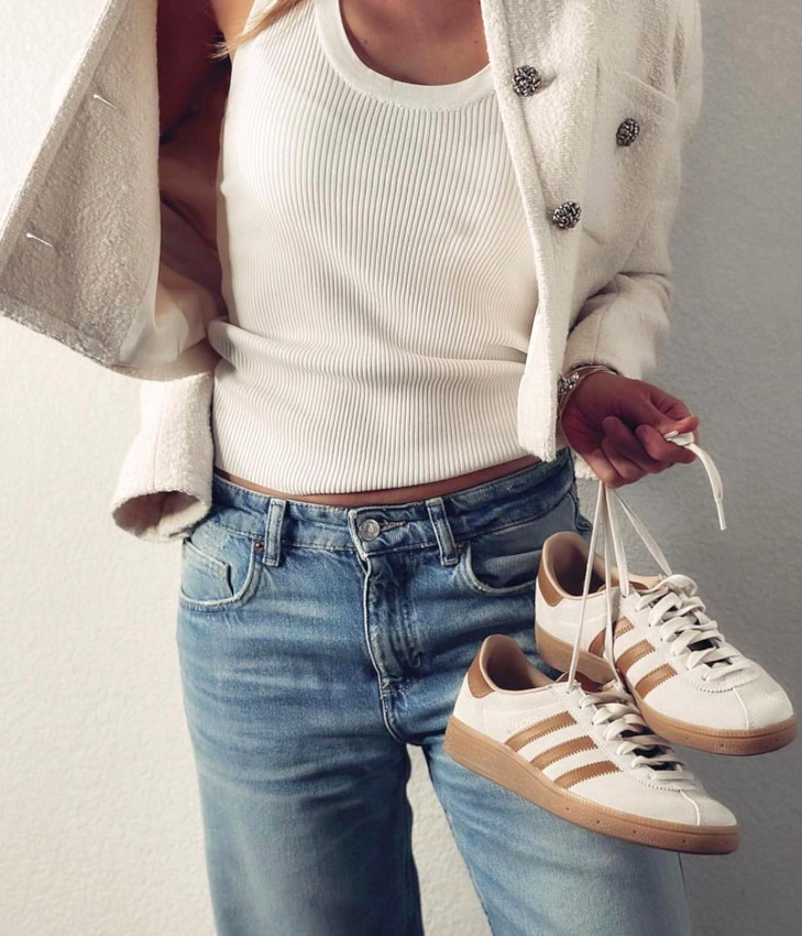 Veste chanelienne et baskets Adidas sont faits pour vivre ensemble !