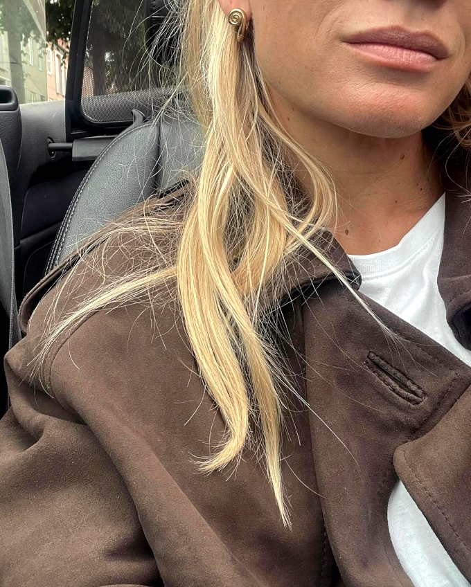 Cuir marron + tee-shirt blanc + bijoux dors = le bon mix