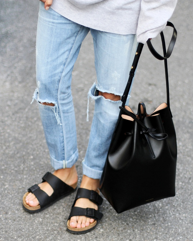 Oui au duo monochrome sac seau/sandales Arizona !