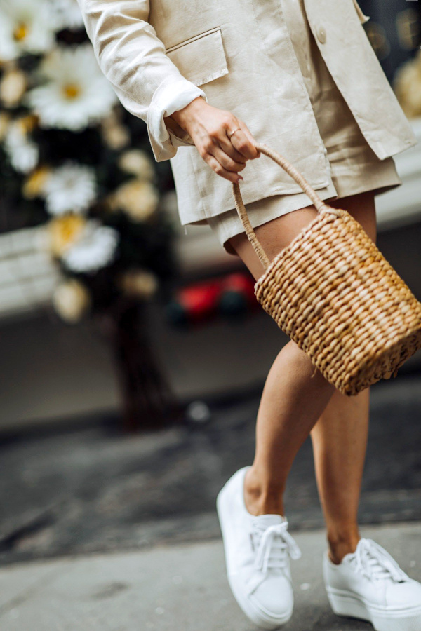 Rien de tel qu'un sac en osier tress pour twister un look un peu classique !