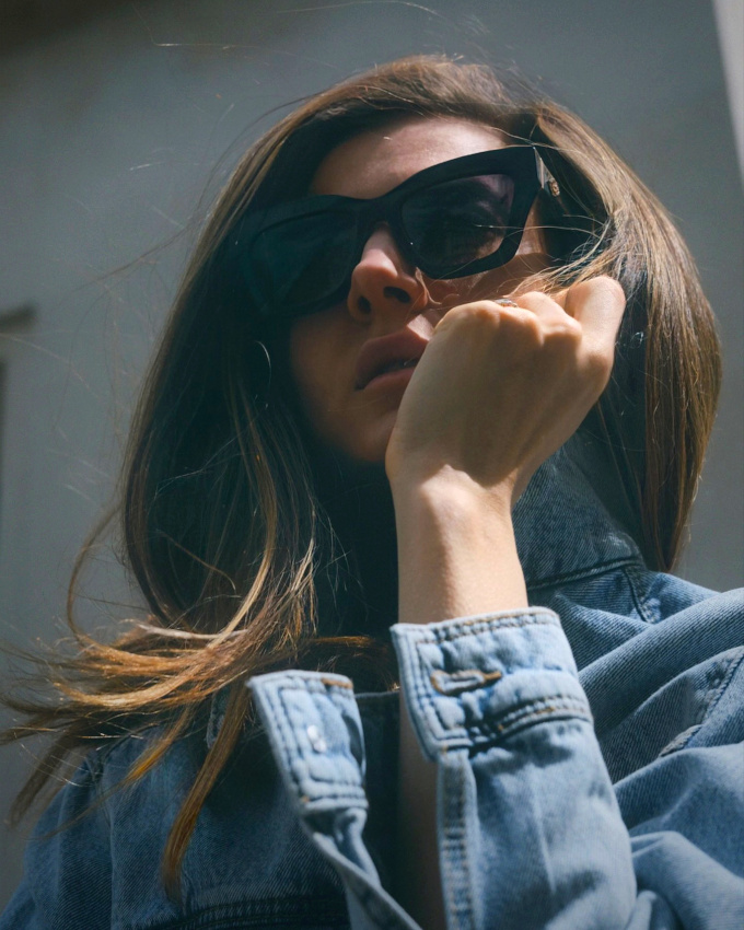 Rien de tel que le duo brushing/lunettes noires pour sophistiquer une veste en jean !