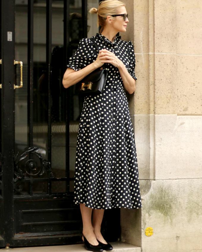 Petit sac noir + robe noire  pois blancs + petit chignon = le bon mix