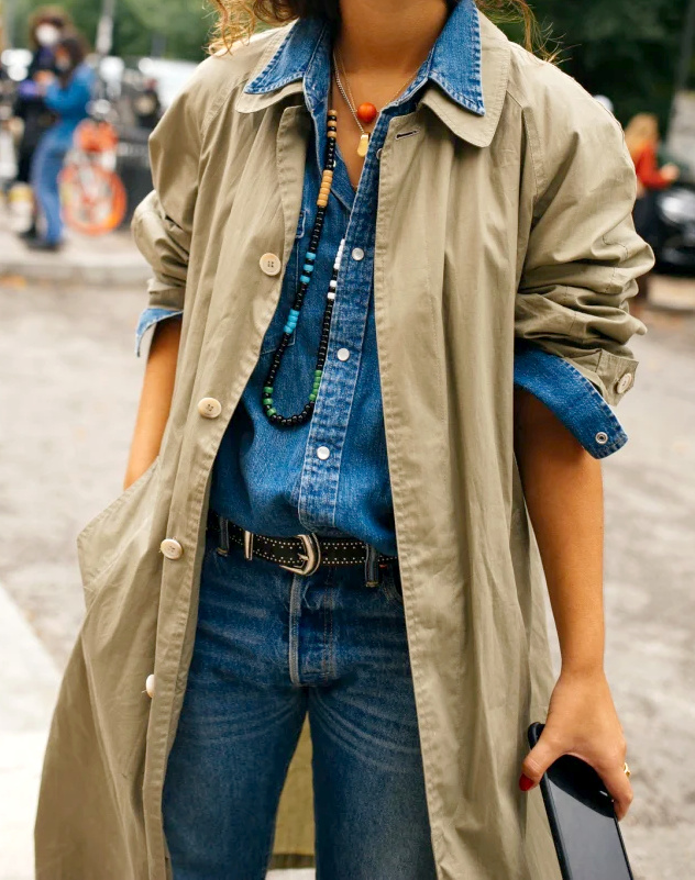 Trench + collier exotique = le bon mix