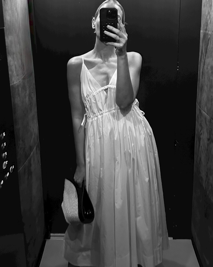 Fronces + fines bretelles + monochrome blanc = le bon mix