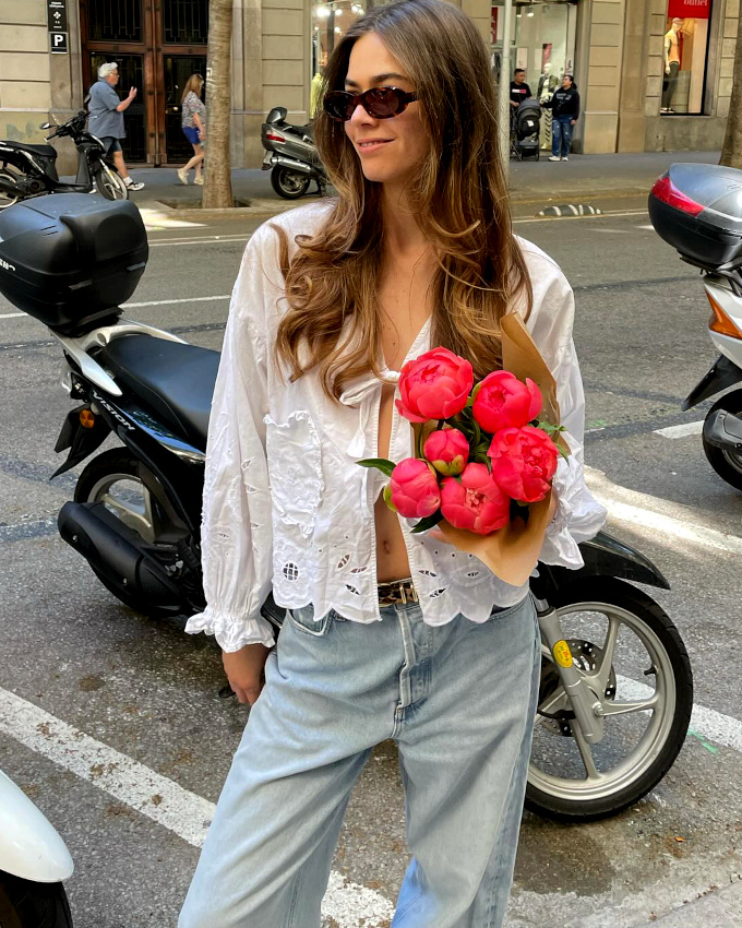 Rien de tel qu'un top fleurant bon les trousseaux d'antan pour twister un jean large !