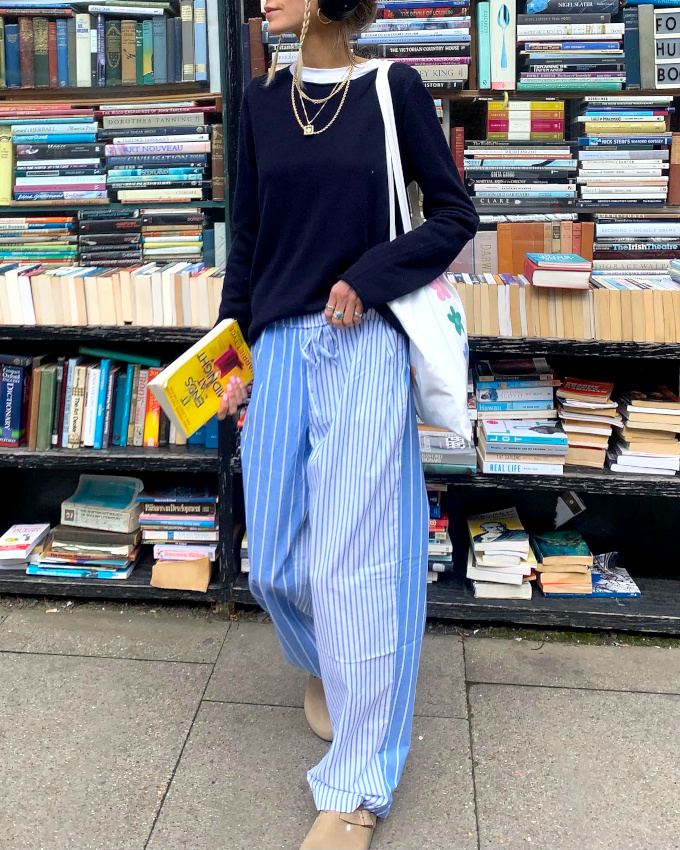 Rien de tel qu'un petit pull bleu marine pour transformer un bas de pyjama en pantalon  part entire !