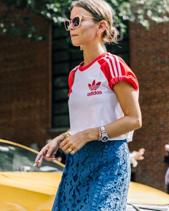 Oui au duo tee-shirt sporty/jupe en dentelle colore !