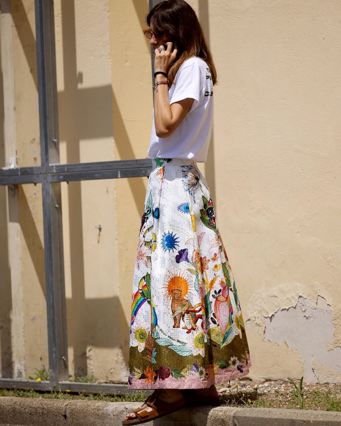 Le duo tee-shirt unisexe/ample jupe graphique s'avre toujours aussi efficace !