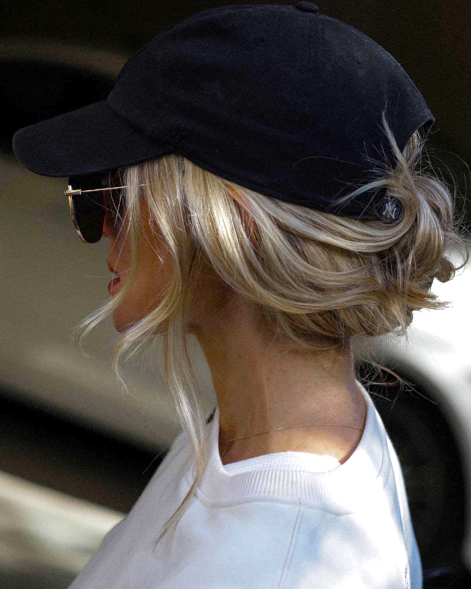Casquette de baseball + cheveux relevs de manire nonchalante = le bon mix
