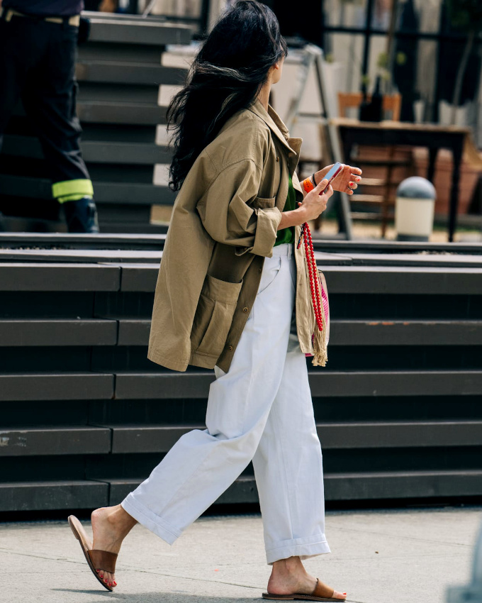 La veste kaki light : la meilleure compagne des looks printaniers !