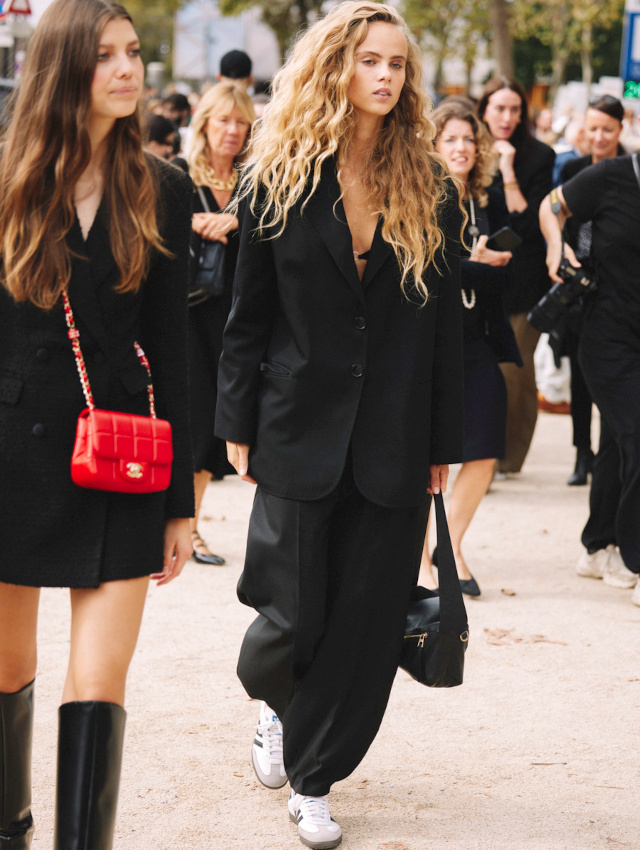 Oui au costume port  mme la peau !