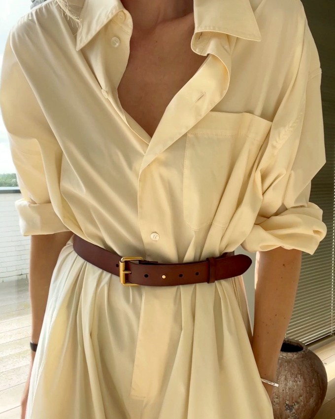 Rien de tel qu'une combinaison pantalon en popeline de coton structure par une sobre ceinture en cuir !