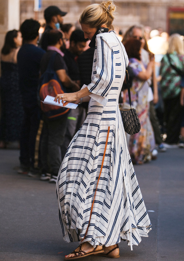 Mlant jeux de rayures et dcoupes permettant de mler godets et verticalit, cette robe a tout bon !