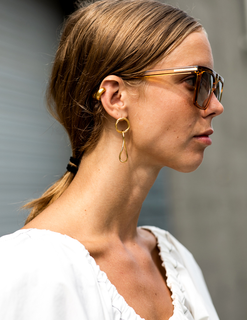 Rien de tel que quelques bijoux conceptuels pour densifier la dgaine d'une robe blanche estivale !