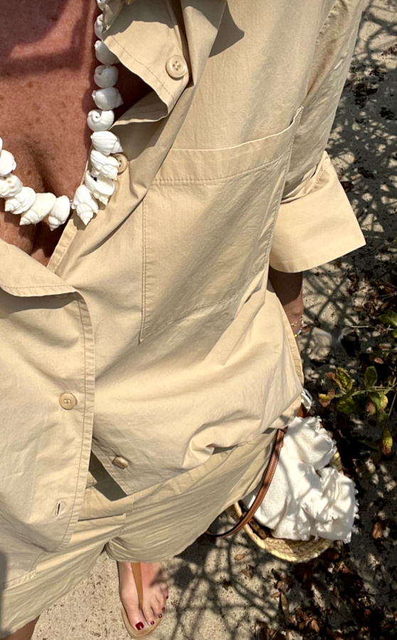 Collier de coquillages + chemise utilitaire = le bon mix