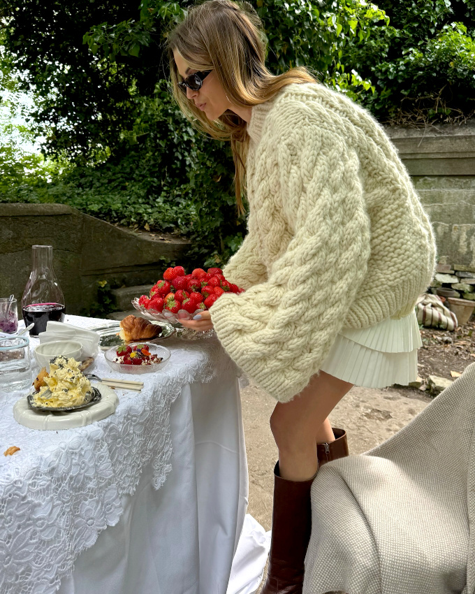 Oui au maxi pull permettant de porter une mini-jupe quelle que soit la temprature !