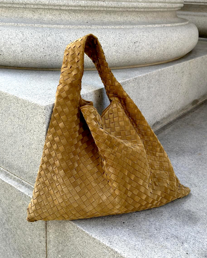 Mlant volume gnreux, teinte boho et touch extrmement doux, ce sac a tout bon !