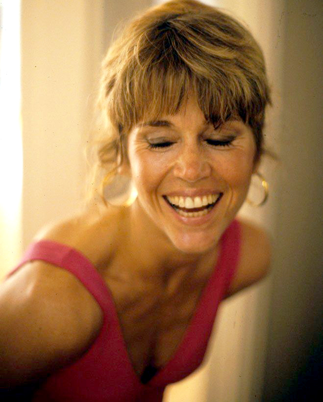 Quand un sourire lumineux permet de faire oublier une coiffure hasardeuse...