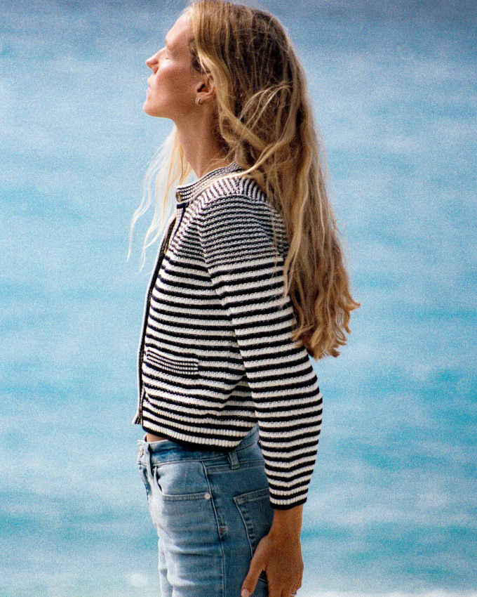 Rien de tel qu'un petit gilet casual chic pour habiller un jean droit bleu dlav !