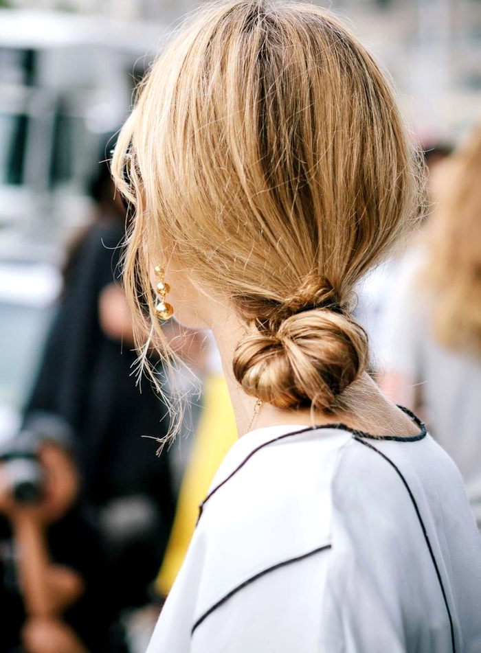 Chignon bas + boucles d'oreilles minimalistes = le bon mix