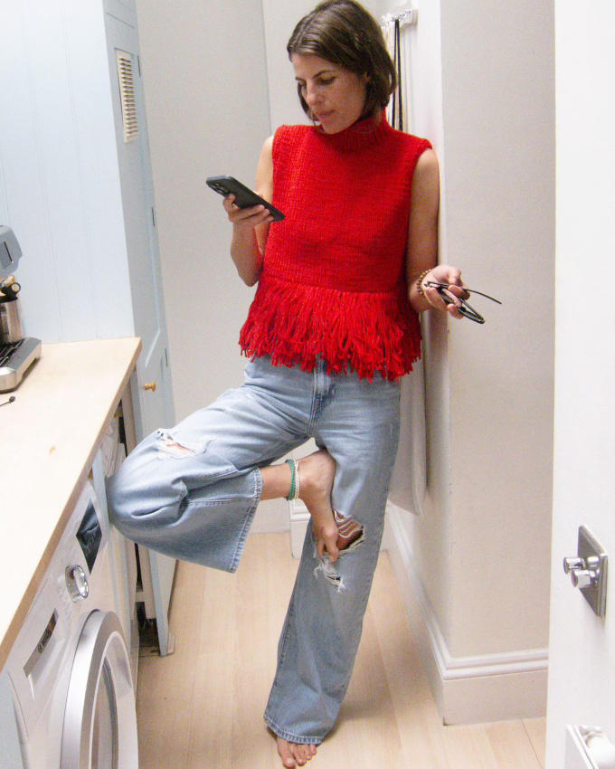 Rien de tel qu'un pull rouge sans manches pour dompter la mto capricieuse du moment !