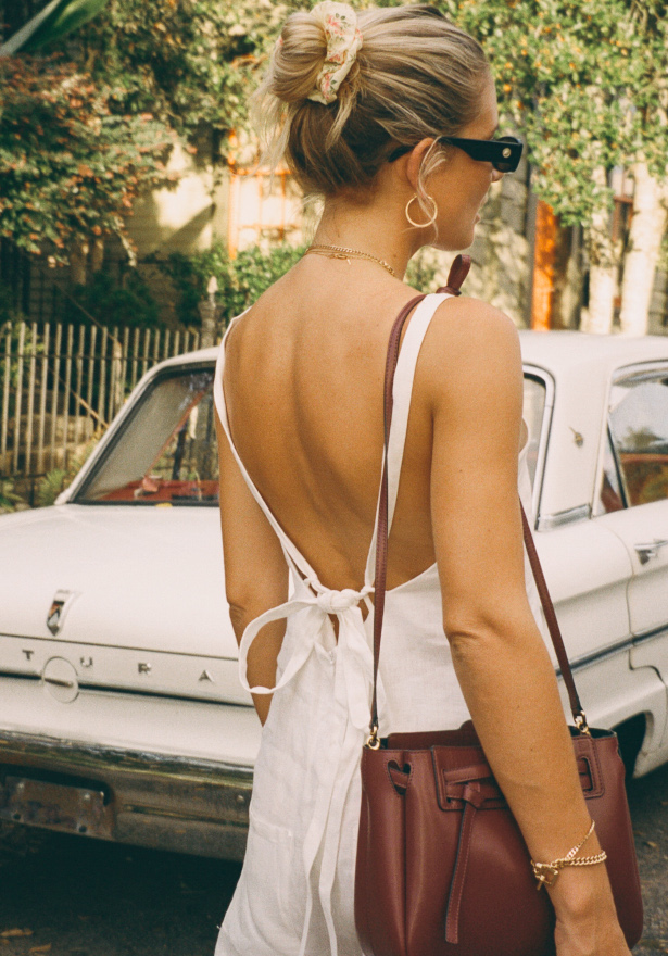 Dos nu + lin blanc + lunettes noires + chouchou fleuri = le bon mix