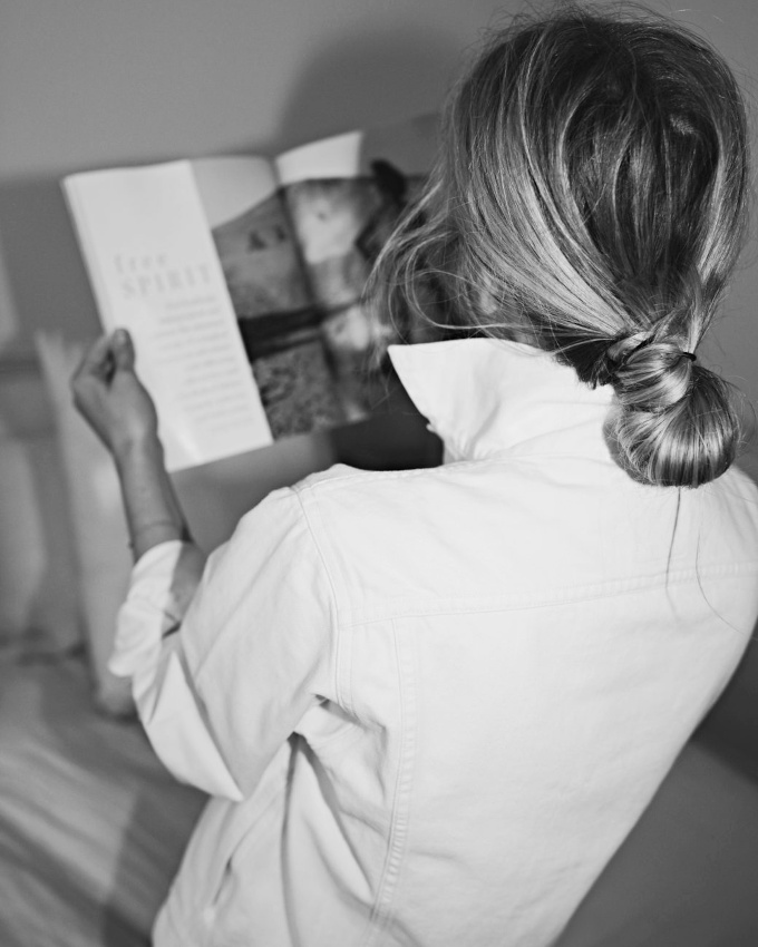Oui au tlescopage entre la rigueur d'un col de chemise et la nonchalance d'un chignon flou !