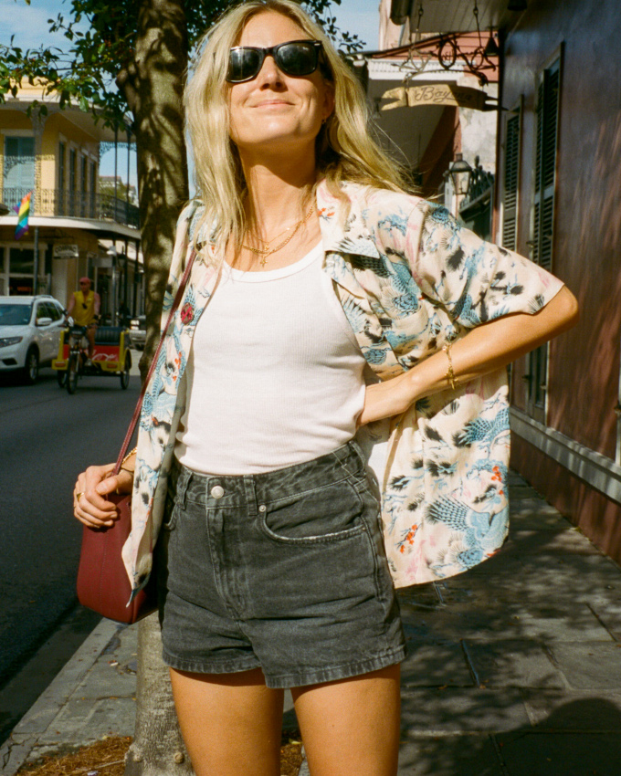 Oui  la chemise hawaenne porte en surchemise !