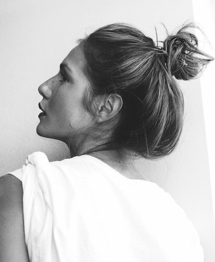 Difficile de faire plus nonchalamment fminin qu'un chignon haut faon 1900...