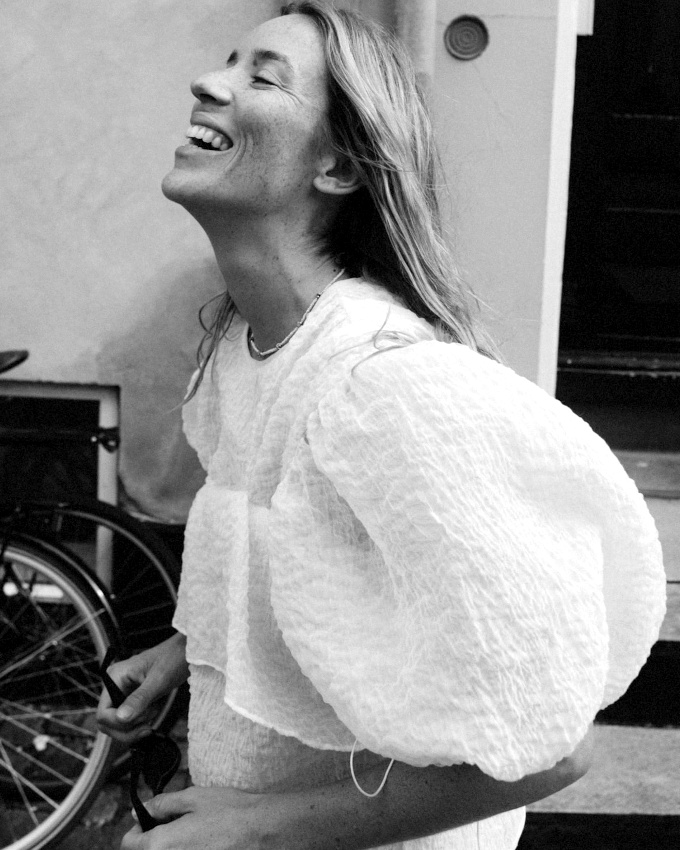 Rien de tel qu'un hair code ultra naturel pour accompagner une blouse de caractre !