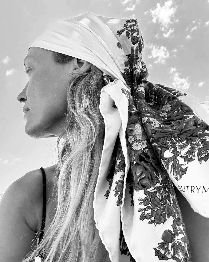 Le maxi foulard, une bonne alternative au chapeau de paille !