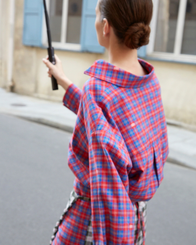 Rien de tel que de porter sa chemise bascule sur l'arrire pour booster la dgaine de ce classique !