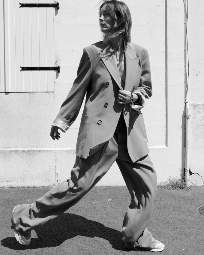 Le costume trop grand port  mme la peau : un exhausteur de subtile fragilit...