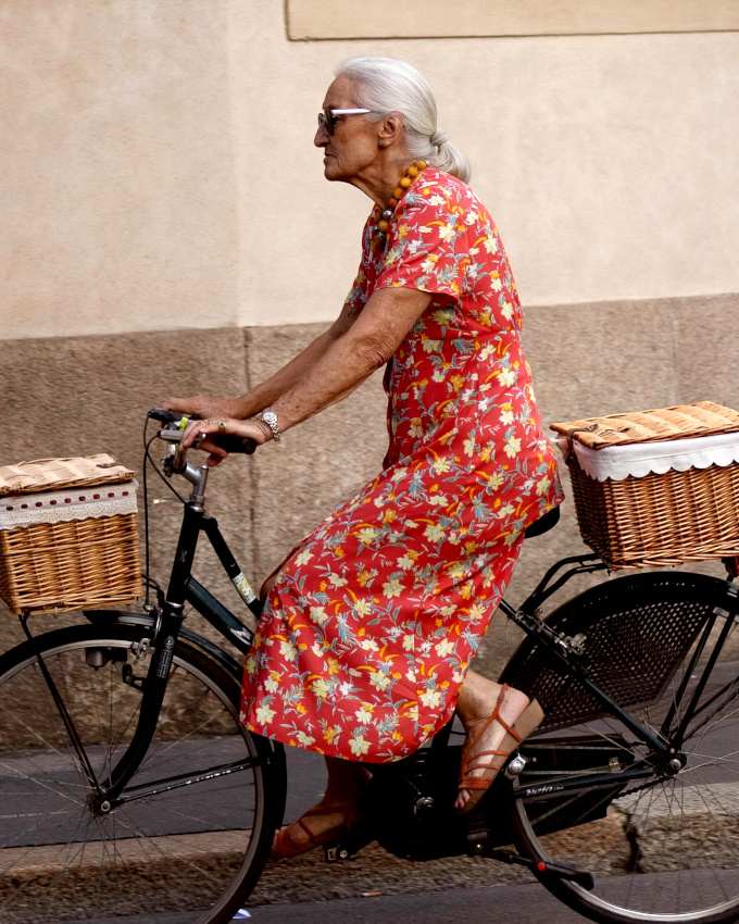 Mlant coiffure soigne et style estival parfaitement calibr, cette milanaise a tout bon !