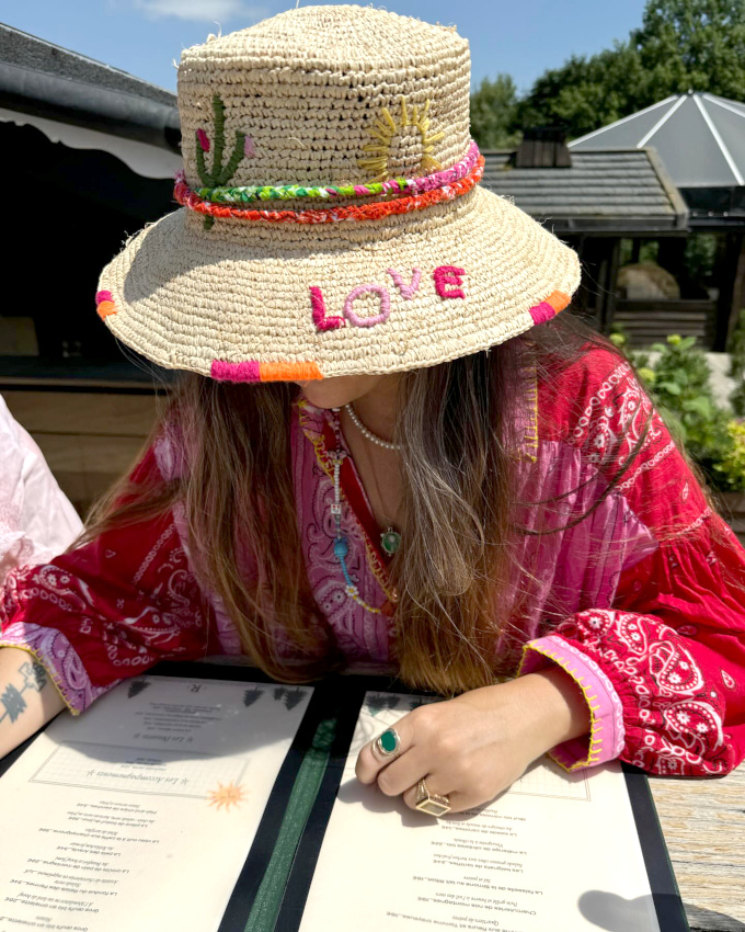 La tendance broderie s'invite sur les chapeaux de paille de l't 2024 !