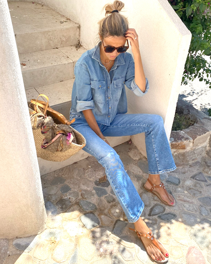 Rien de plus efficace que le trio total look jean/panier en raphia tress/sandales en cuir caramel !