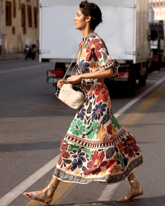 Rien de tel qu'une paire de sandales ultras fines pour allger une longue robe couvrante !