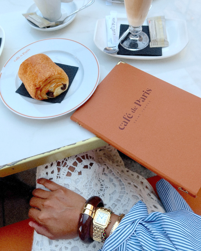 Bracelet jonc + jupe en crochet + chemise masculine  rayures = le bon mix