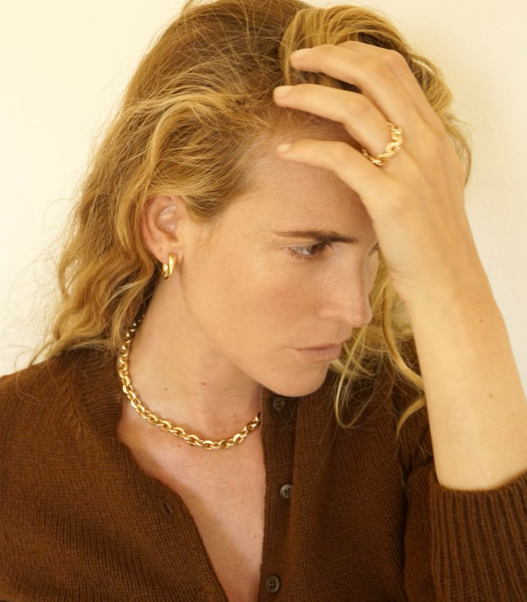 Cardigan port  mme la peau + bijoux dors + naturel = le bon mix