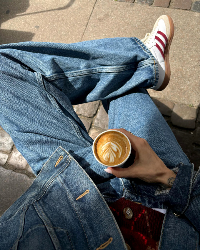 Oui au total look jean twist au contact de quelques touches de bordeaux !