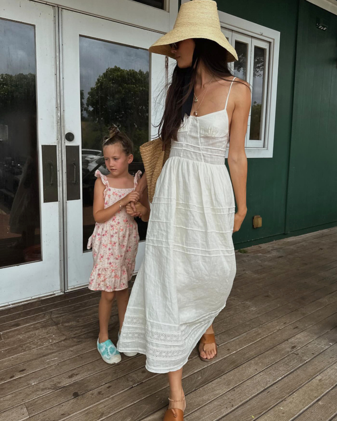 Robe blanche semblant avoir t coupe dans un drap ancien + chapeau de paille = le bon mix