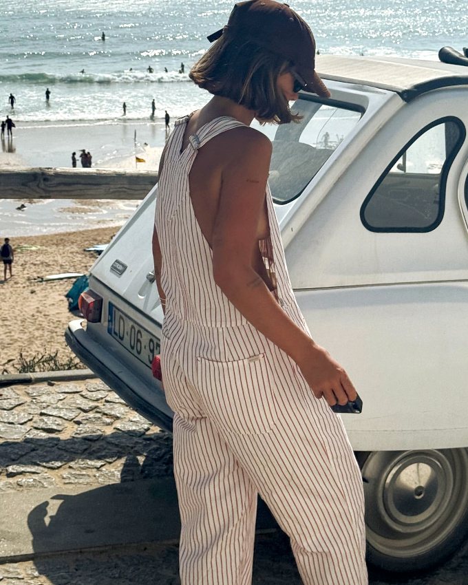 Oui  la salopette porte  mme la peau en bord de plage !